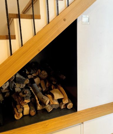 Holzablage unter Treppe