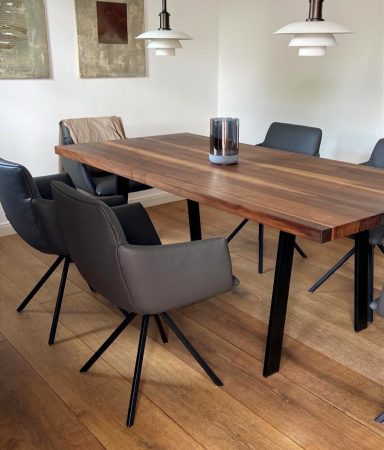 Holztisch mit eleganten schwarzen Beinen in modernem Esszimmer.