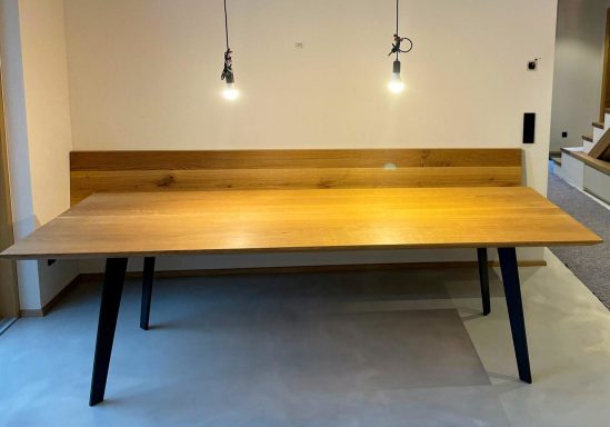 Großer Holztisch mit schwarzen Metallbeinen